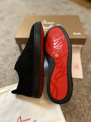 Louboutins skor - Tja säljer nu ett helt par nya Loubs som är riktigt stilrena i storlek 44.                                                                Hör av dig vid frågor!