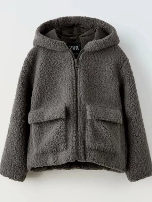 Mörkgrå teddyjacka! - Jätte mysig teddy jacka från Zara, säljer då den inte kommit till användning längre🥰 lånade bilder och skriv privat vid egna! Storlek 13-14/164 och skulle säga att de motsvarar xs/s då den är lite oversised