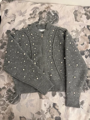 Grå kofta från Zara - Snygg grå ”bomber-kofta” från Zara🤍 Använd 2-3 gånger, i jätte fint skick!