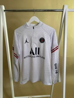 PSG tröja  - Säljer nu en PSG tröja därav att den aldrig har använts