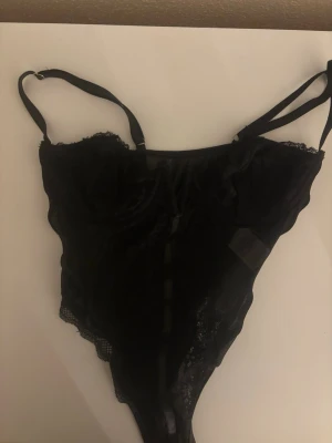 svart spets body  - jättefin men kommer inte till användning längre och därav säljer jag den.