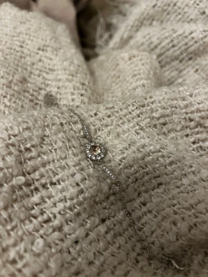 Armband Lily and rose - Armband i silver med rosa sten från Lily and rose, aldrig använt 