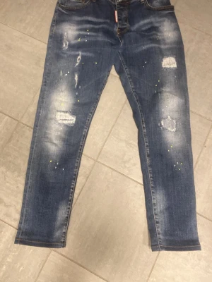 Blå distressed jeans med färgstänk - Använder inte de så mycket och har inte behövt dessa byxor köpte de för 2200 från Zalando har haft den i en månad och vill inte ha de den
