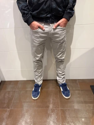 Dondup jeans - Dondup jeans | Riktigt feta och populära jeans | Skick= 9,5/10 | nypris= 4000 kr | vårt pris= 699kr | Hör av dig vid minsta fundering!