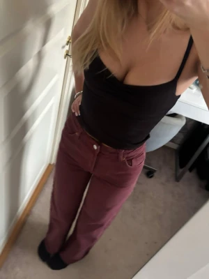 Vinröda jeans - Säljer ett par vinröda jeans med raka ben från Monki. Jeansen har klassisk femficksdesign och stängs med knapp och dragkedja. Perfekta för dig som gillar en avslappnad och trendig stil. Har använts fåtal gånger och är i ny skick☺️❤️