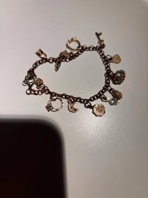 Armband  - Fint armband i ett bra skick så färgen försvunnit lite 