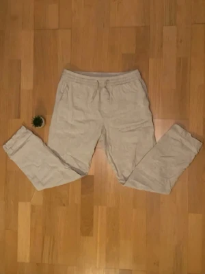 Linnesbyxor  - Nya linnesbyxor i beige. Oanvända säljs för att de inte används. Storleken är S men kan även passa lite större. De är perfekt läge att köpa nu för att vara förberedd inför sommaren. 