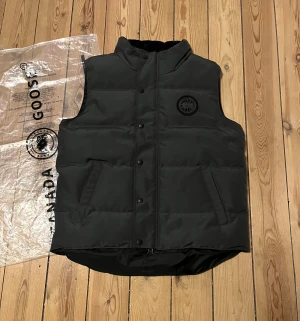 Canada Goose Väst - Ej använd, bara provad 1 gång. Säljer då den inte passar mig. Storlek M men passar mer som L.