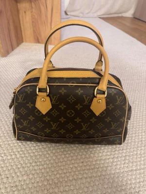 Väska  - Fin väska helt ny mycket bra rymlighet 