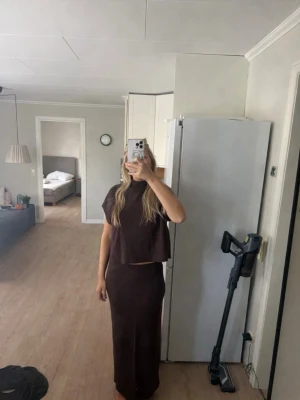 Mörkbrunt stickat set - Säljer ett jättefint brunt stickat set med tillhörande top och kjol🤎Top i storlek s och kjol i m