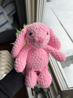 Rosa jellycat-kanin  - Har haft ett långt uppehåll på dessa kaniner men nu kommer en liten omgång av dem!🐰Här är en virkad rosa Jellycat-kanin med lite mörkare nos.🩷🌸🐰