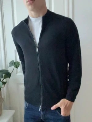 Massimo dutti full zip  - Massimo dutti full zip svart, väldigt najs full zip med bra passform på modellen som är 180 cm 75 kg. Inga defekter! Storlek M men kan även passa S! 🌹