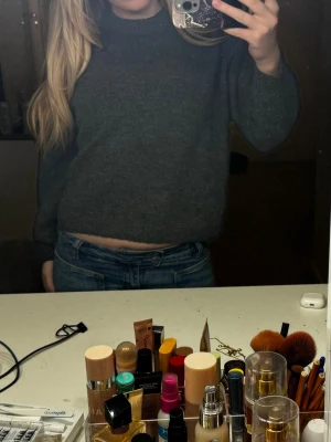 Långärmad stickad tröja - Mysig mörkgrå stickad tröja med rund halsringning och långa ärmar. Tröjan har ribbstickade muddar vid ärmslut och nederkant. Storlek S från H&M