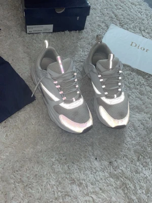 Vita Dior b22 - Fraktar samma dag. Bud funkar bra skriv om du har frågor eller vill se mer bilder