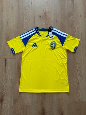 Sverige fotbollströja - Helt oanvänd med tags kvar och Adidas påse. Storlek small. Skriv privat för fler bilder eller vid funderingar!