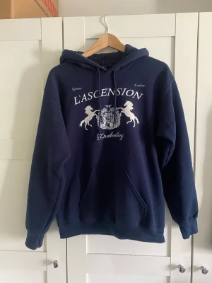 Drakenberg hoodie - Mörkblå hoodie från drakenberg. Inga defekter, bra skick! Storlek S, passar ungefär 165-175. Hör av dig vid frågor elr likande!