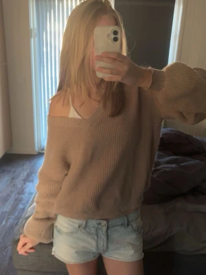 Beige stickad tröja - Beige stickad tröja ifrån Shein perfekt färg till sommaren! Den är v ringad, kortare i modellen och i st S💓