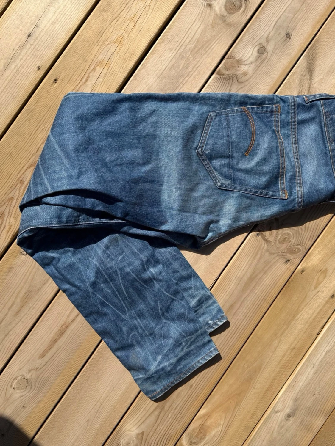 Blå raka jeans med slitningar - 4