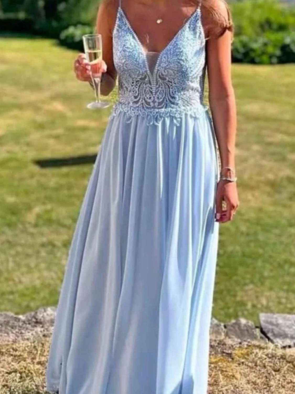 Ljusblå långklänning med spetsdetaljer