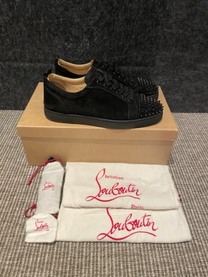 Christian Louboutin skor  - Hej, säljer nu dessa svin snygga Loubs skor. Skorna är i extremt bra skick!  Begränsat antal boxar och dustbag. Hör av dig vid frågor. 