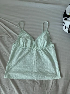 Ljusgrönt spetslinne med rosett - Säljer en sommar mintgrön topp. Storlek 158cm, passar storlek xs. Bra skick. 🤍