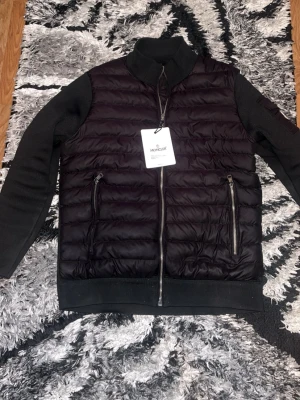 Moncler cardigan - Snygg moncler cardigan aldrig använd har andra storlekar också kom privat isf bra kvalite jag kan inte lägre än 899