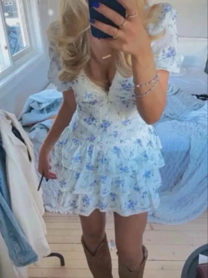 Sommarklänning! - Superfin klänning med blå blommor från Zara (tror jag) och i strl xs/s (även detta är hag osäker på men kan skicka mått om det önskas) superfint skick!