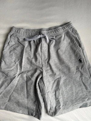 Ralph lauren shorts - Gråa Ralph lauren shorts perfekta till sommaren storlek M bra skick 