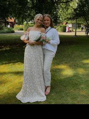 Balklänning  - Säljer nu min balklänning ifrån Ida Sjöstedt som jag köpte förra året. Ordinarie pris 6199kr, köpt på bubbelroom. Klänningen är något smutsig i nederkanten (vilket går bort i tex kemtvätt) Har fler bilder samt mer info om längd mm. 💕