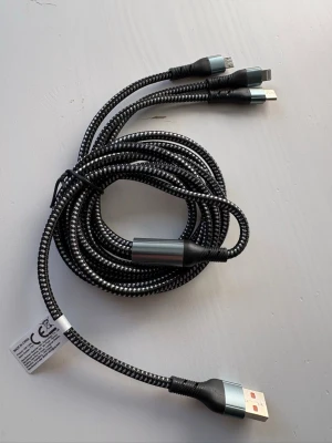 Svart 3-i-1 laddningskabel USB - Praktisk svart 3-i-1 laddningskabel med USB-A i ena änden och tre olika kontakter: USB-C, Lightning och Micro-USB. Kabeln är flätad för extra hållbarhet och har metallhöljen vid kontakterna. Perfekt för dig som har flera olika enheter.