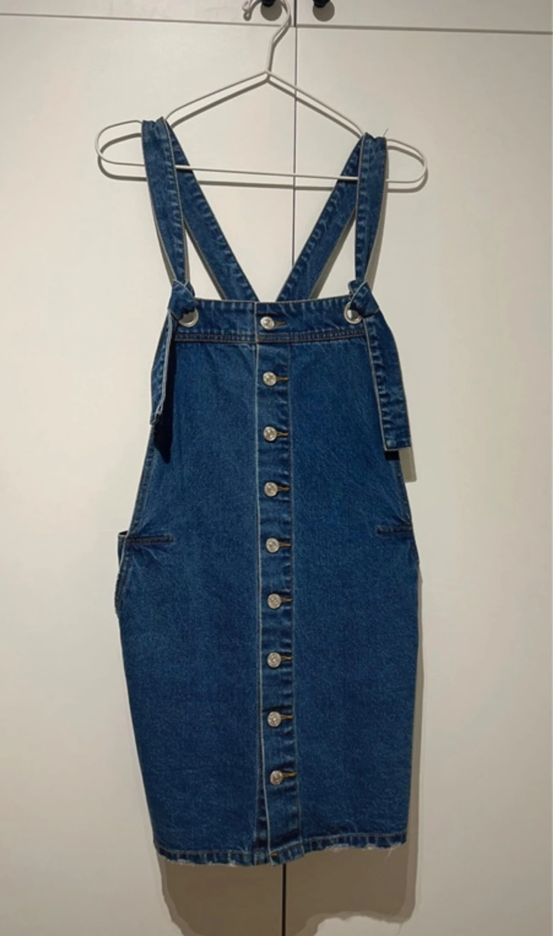 Blå jeansklänning med knappar
