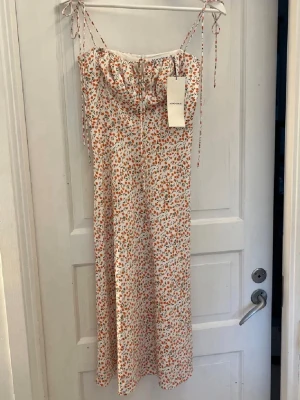 Blommig adoore klänning 34 - Jättefin adoore klänning som är perfekt till sommaren och midsommar. Säljs inte längre. Som ny med prislapp kvar.