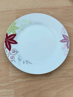 Set med 6 fina tallrikar med blommigt mönster 🌸 - Zestaw 6 pięknych talerzy z kwiatowymi wzorami w różnych kolorach 🌸 Idealny na co dzień lub na letnią aranżację stołu. Stan dobry, używany – mogą występować drobne przebarwienia i ślady użytkowania, ale nie wpływają one na funkcjonalność.  Set med 6 fina tallrikar med blommigt mönster i olika färger 🌸 Perfekta till vardag eller sommardukning. Bra begagnat skick – kan förekomma mindre missfärgningar och små bruksspår, men inget som påverkar funktionen.