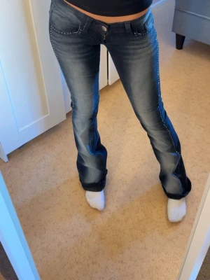 Bootcut jeans ginatricot rhinestones - Säljer dessa super snygga rhinestone jeans från gina tricot young! Säljs för att de inte kommer till använding, finns kvar tills markerat sålt! 💌