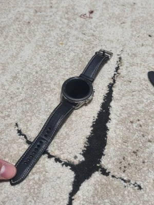 Samsung Galaxy Watch 3 classic LTE - Snygg Samsung Galaxy Watch med rund urtavla och svart boett. Klockan har ett klassiskt svart läderarmband med vita sömmar och insida i ljusbrun färg. Perfekt för dig som vill ha en smartklocka med stilren design och kvalitetskänsla. LTE version alltså kan ringa utan mobil. Vid frågor är det bara ni hör av er🤗