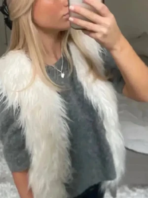 Fin teddy väst - Säljer denna jättefina teddy/päls västen i jättebra skick.❤️