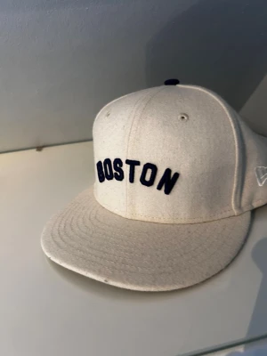 Vit Boston keps från New Era - Vit keps från NY endast prövad lägg gärna prisförslag de flesta kommer accepteras det är bara o skriva om de är nåt