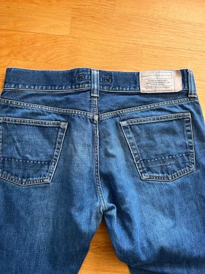 Stone Island Jeans - Säljer ett par klassiska blå jeans från Stone Island med rak passform. W34 Tror det är L32.
