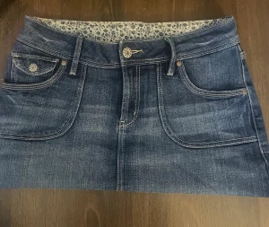 Kort blå jeanskjol med fickor - Säljer den här ass snygga blå jeanskjol från G-Star Raw. Storlek 164 men skulle säga att det mer liknar S/XS💕Med super gulligt blått mönster, perfekt till sommaren💞