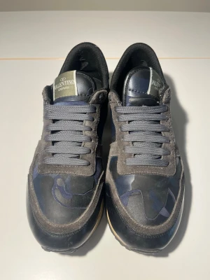 Valentino rockrunners - Riktigt fetta Valentino Rockrunners i unik colorway. Perfekt för dig som vill sticka ut lite extra med en cool look. Skick 8/10 Självklart medföljer box, dustbag och snören. Hör av er vid frågor! 