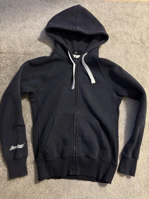 Russemerch zip hoodie - Tja, säljer nu min russedress hoodie för att de har blivit för liten för mig, jag är 183cm lång och tröjan är M men lite liten i passform så passar en liten M eller S perfekt, De är bara att höra av sig om du vill diskutera pris eller har några funderingar😊