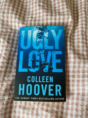 Ugly Love av Colleen Hoover - Säljer boken 'Ugly Love' av Colleen Hoover. Boken är en romantisk roman på engelska och har mjukt omslag. Perfekt för dig som gillar känslosamma berättelser och modern skönlitteratur.