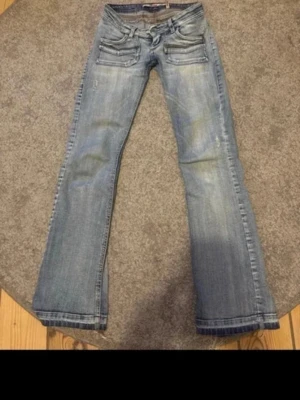 Vintage Only jeans - Ett par jättefina gamla Only jeans, knappt använda👍dom är uppsprättade där nere som syns på en av bilderna👌kontakta mig för frågor eller liknande💕midjemått: 34cm  innerbenslängd: 80cm