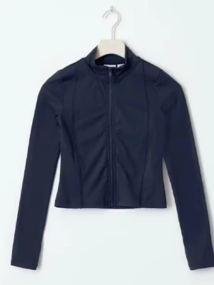 Mörkblå sportjacka med dragkedja - Mörkblå, figurnära sportjacka med hel dragkedja framtill och hög krage. Jackan har långa ärmar och är tillverkad i ett stretchigt material. Har bara användts ett par fåtal gånger