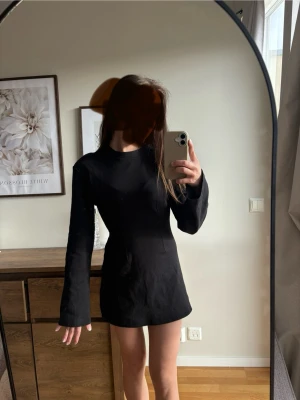 Klänning Monki  - Snygg svart figursydd och utsvängd klänning från Monki i storlek XS.  Använd enstaka gång, i toppenskick! 🌸