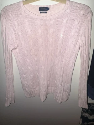 Ralph Lauren tröja - Säljer en superskön och snygg ljusrosa kabelstickad tröja från Polo Ralph Lauren! Tröjan är i strl S och är i mycket bra skick!💗 Nypris är ungefär runt 1500 kr men säljs för 300 kr då den är köpt för ett år sedan och jag rensar ut!💗Skriv gärna för fler frågor! PS lappen är tagen med blixt och ser därför mer beige ut (sista bilden)💗