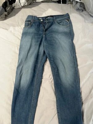 Blå jeans från Replay, modell Sandot - Blå jeans från Replay, modell Sandot i storlek 30. Använda 2 gånger