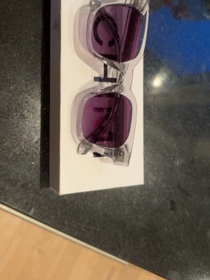 Chimi solglasögon  - Jätte fina Chimi solglasögon i modell 04 grey🤍 Säljer då dom aldrig kommer tilm användning. En liten repa på vänster glas skiva men syns i viss ljus💕Nypris 1,400!!