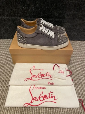 Christian Louboutin skor  - Hej, säljer nu dessa svin snygga Loubs skor. Skorna är i extremt bra skick!  Begränsat antal boxar och dustbag. Hör av dig vid frågor. 