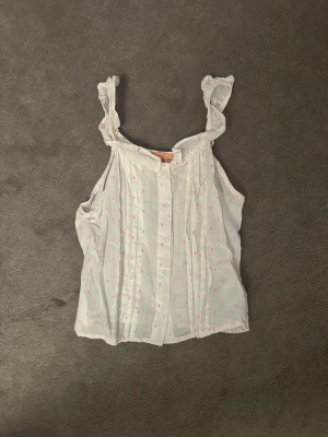 Vit prickig linnetopp från Designers Remix - Vit linnetopp med rosa och orangea små prickar. Toppen är nästan oanvänd och passar jättebra till en vit kjol t ex. Storlek 12 år 🩷🧡